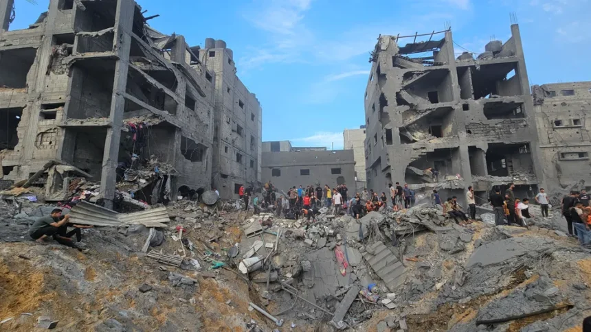 Casas e edifícios destruídos em ataques israelenses, em Jabalia, no norte da Faixa de Gaza. Foto: Reuters/Anas al/ Shareef.