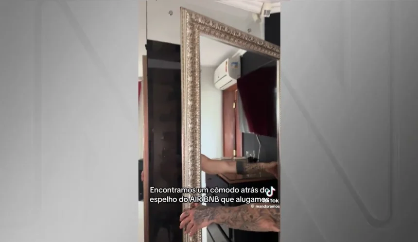 Turistas descobrem falso cômodo atrás do espelho em Airbnb, em Florianópolis. Fonte: CNN Brasil.