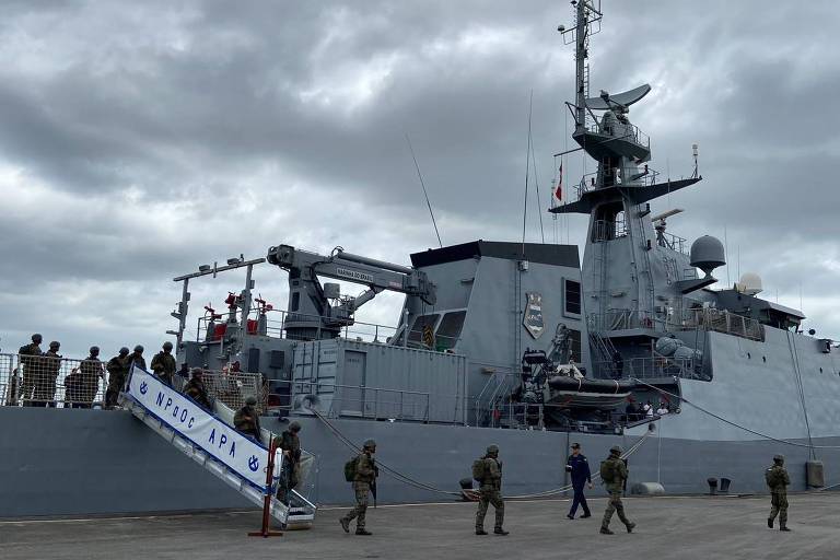 Fuzileiros navais embarcam em navio-patrulha no Porto de Santos (SP) - Divulgação/ Marinha do Brasil